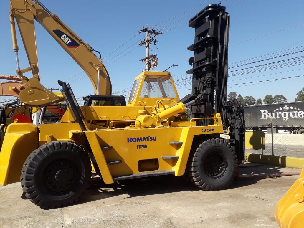 Empilhadeira Combustão - Komatsu - FD250