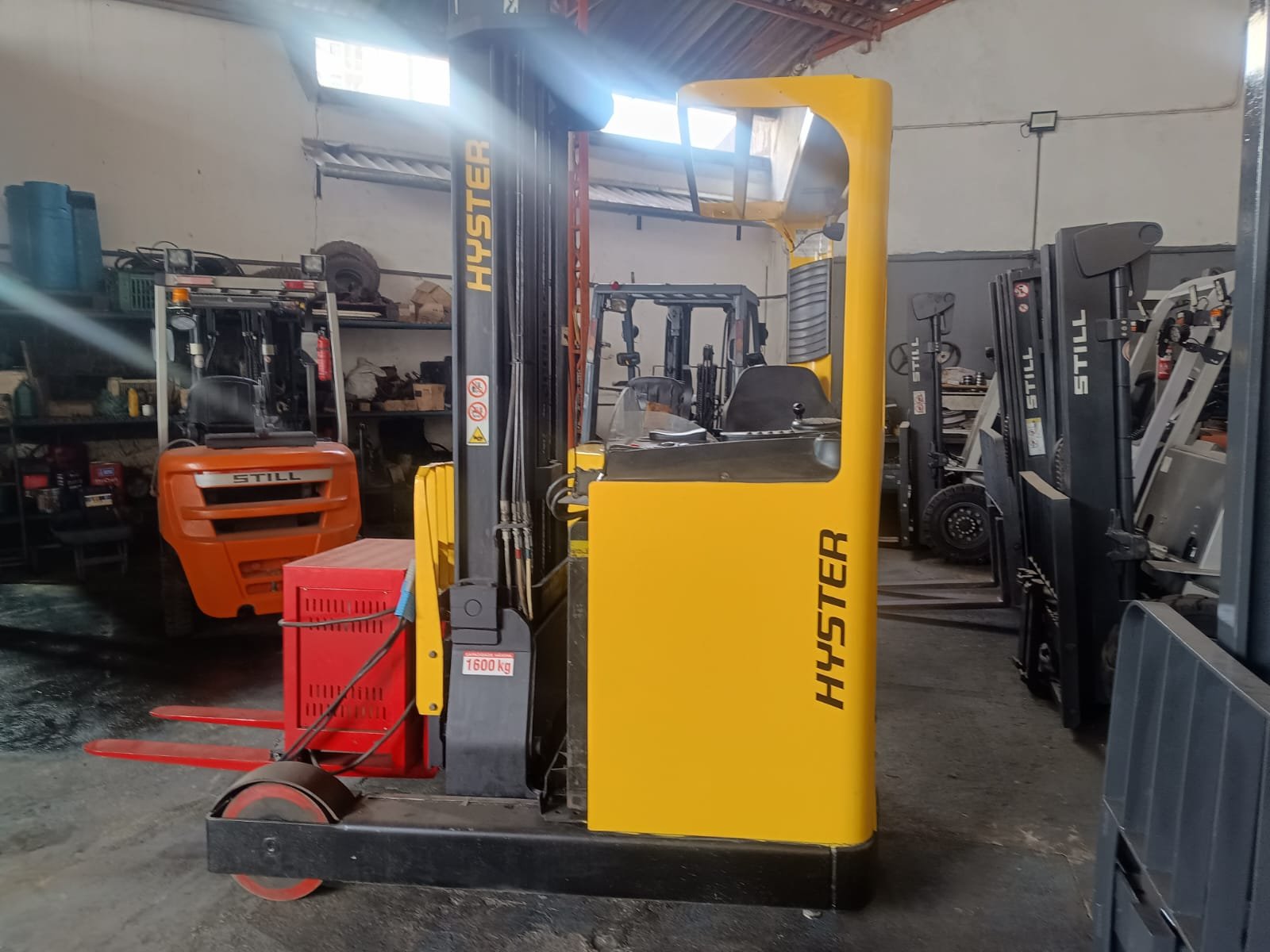 Empilhadeira Retrátil - Hyster - R1.6