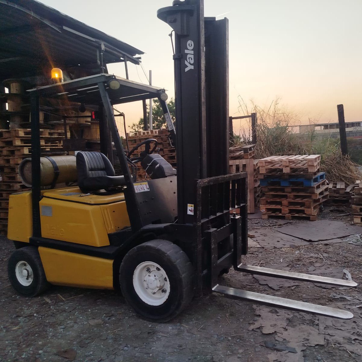 Empilhadeira Combustão - Yale - GP25RE