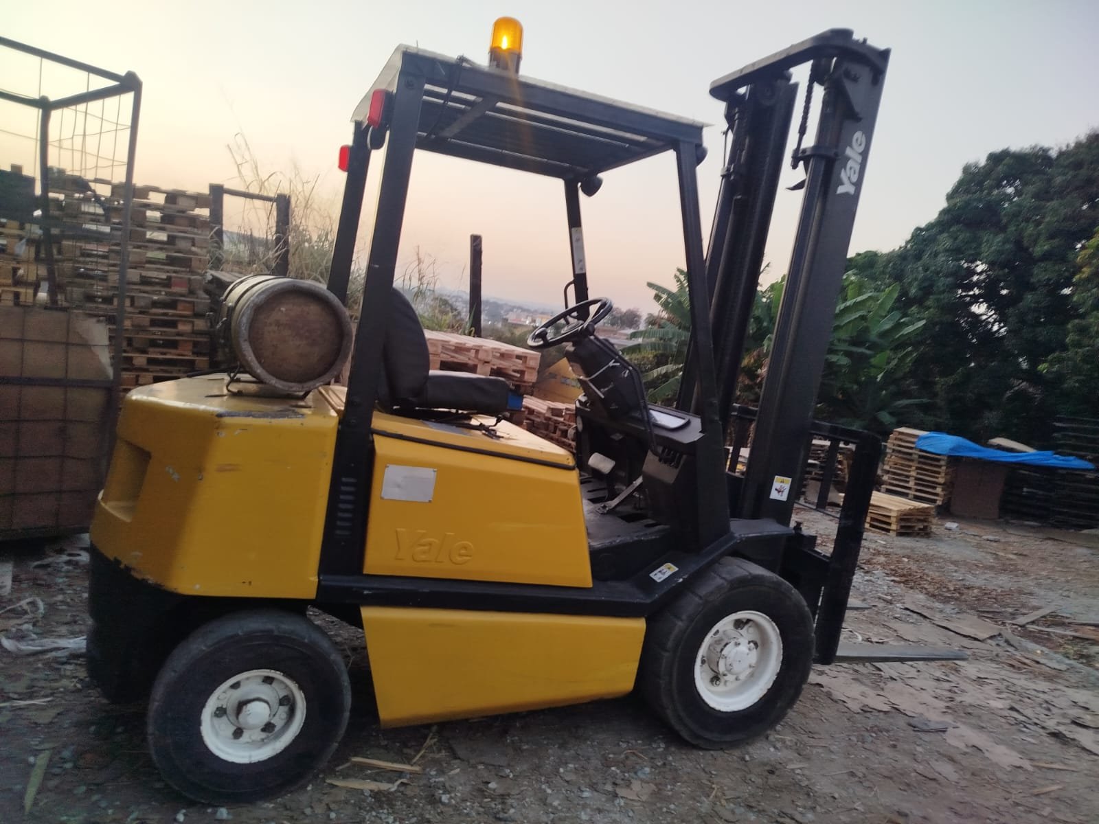 Empilhadeira Combustão - Yale - GP25RE