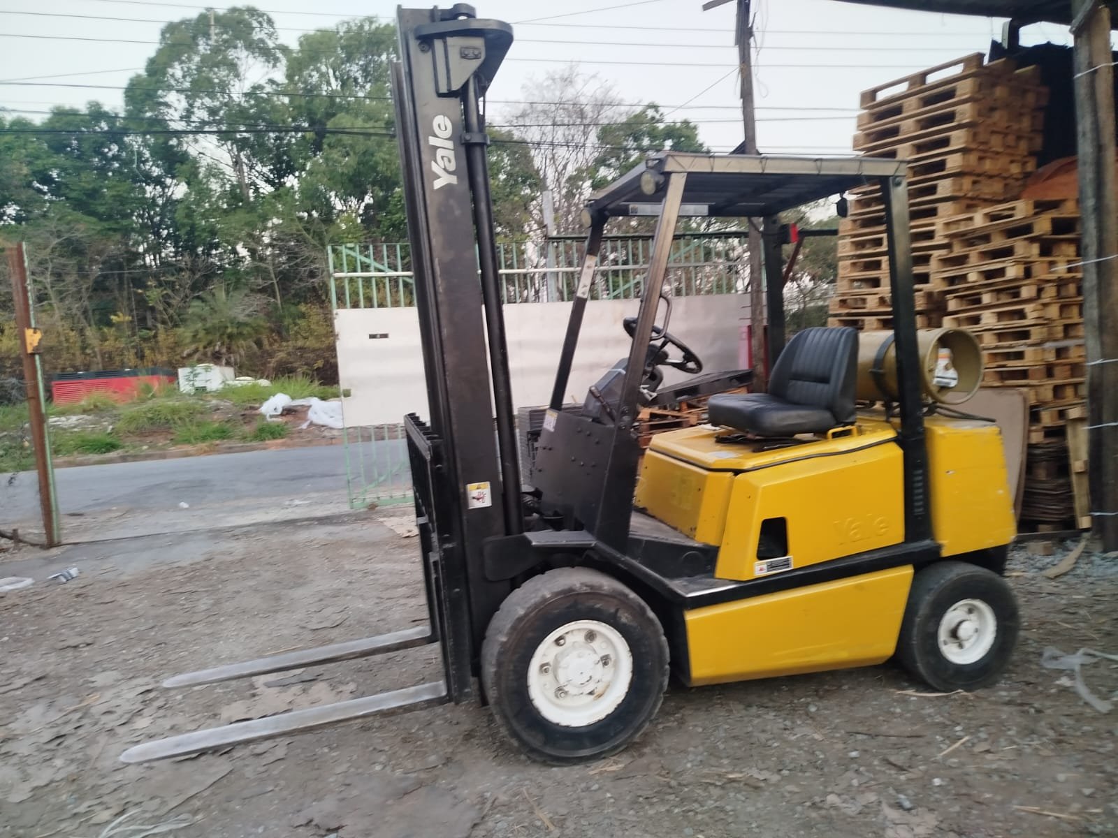 Empilhadeira Combustão - Yale - GP25RE