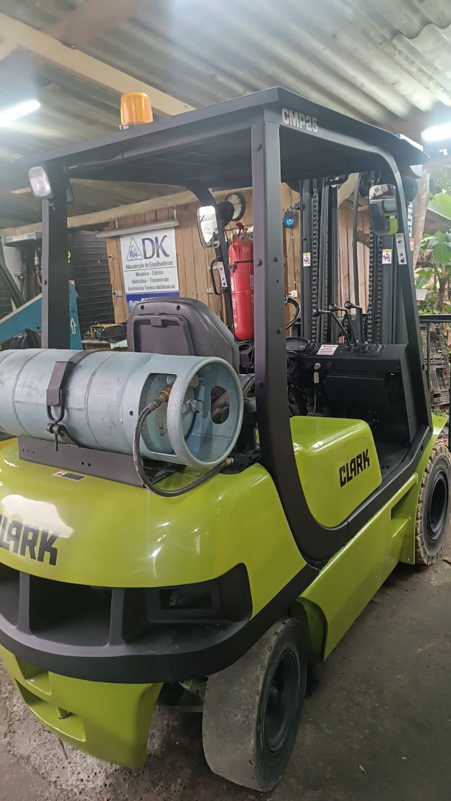 Empilhadeira Combustão - Clark - CMP25