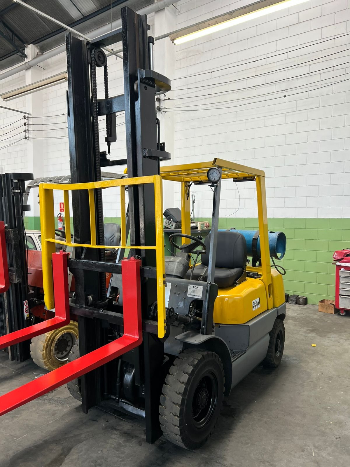 Empilhadeira Combustão - TCM - FG25