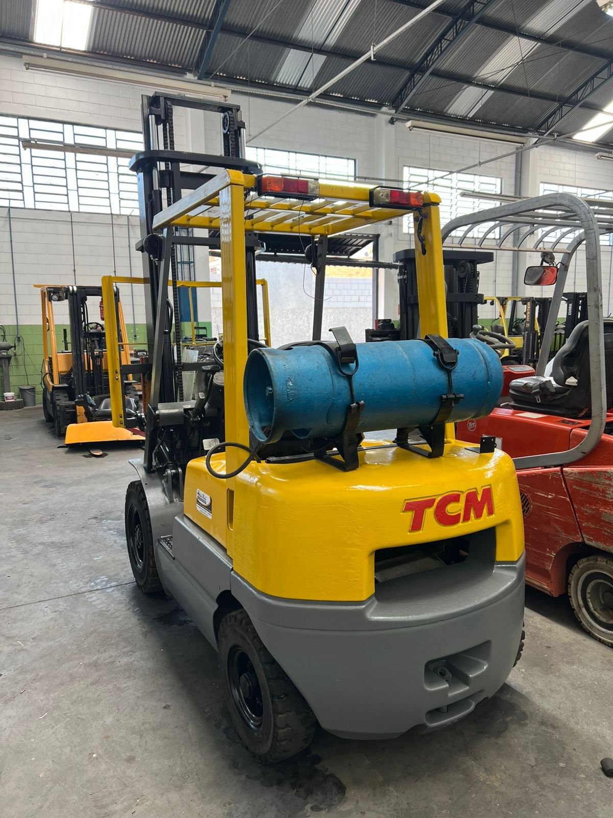 Empilhadeira Combustão - TCM - FG25