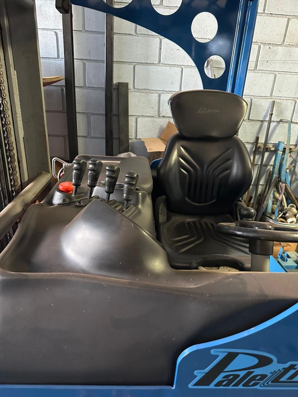 Empilhadeira Retrátil - Paletrans - PR2010