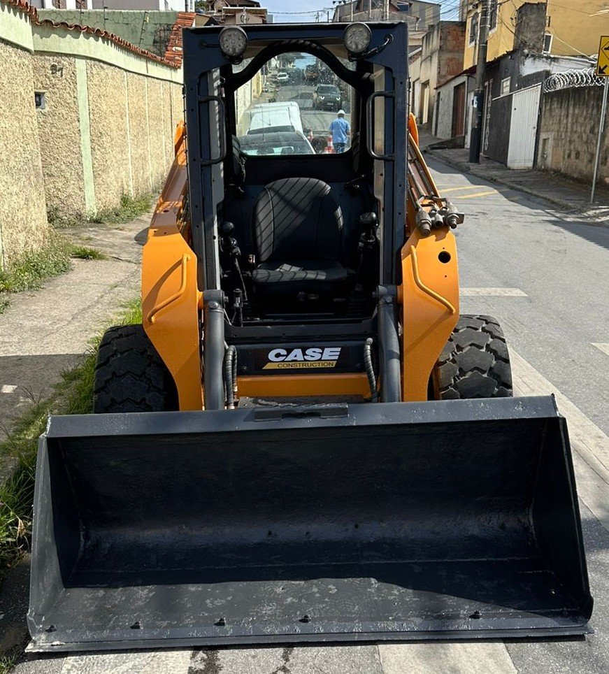 Mini Carregadeira - Case - SR175