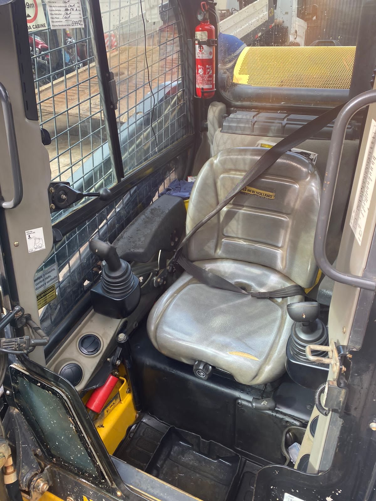 Mini Carregadeira - New Holland - L320