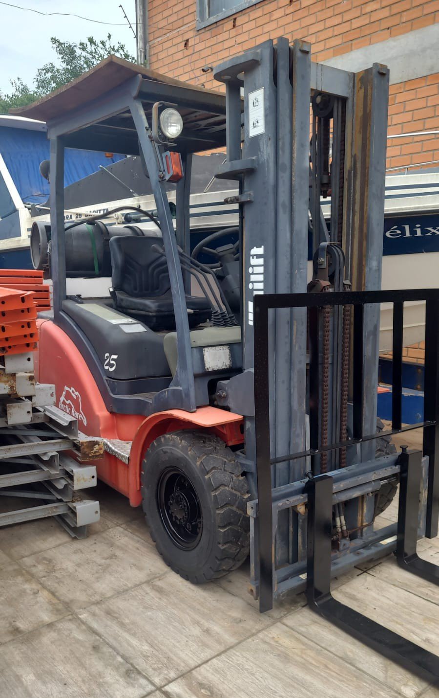 Empilhadeira Combustão - Tailift - FG25