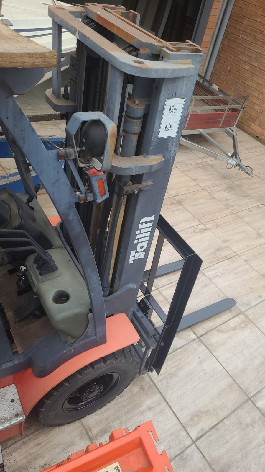 Empilhadeira Combustão - Tailift - FG25