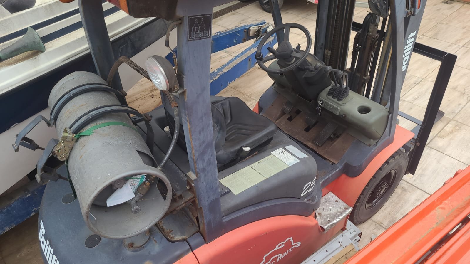 Empilhadeira Combustão - Tailift - FG25