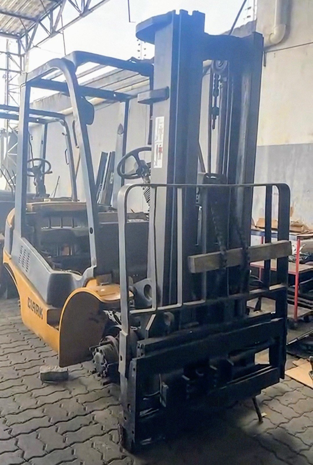 Empilhadeira Combustão - 02 Clark - CMP25