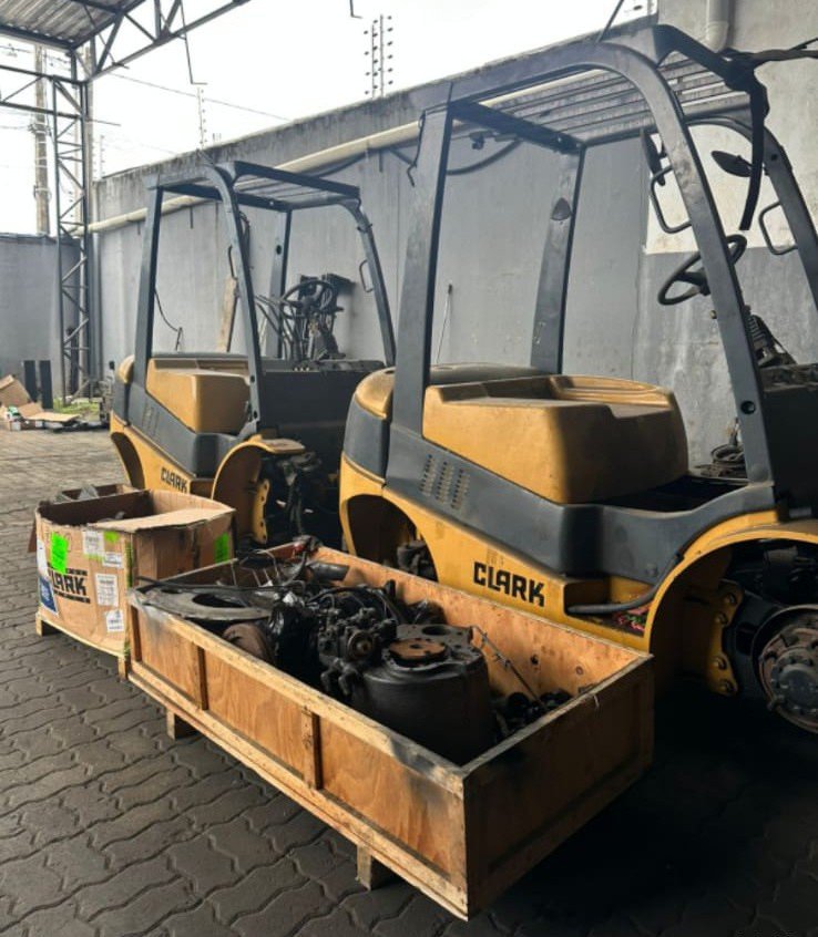 Empilhadeira Combustão - 02 Clark - CMP25