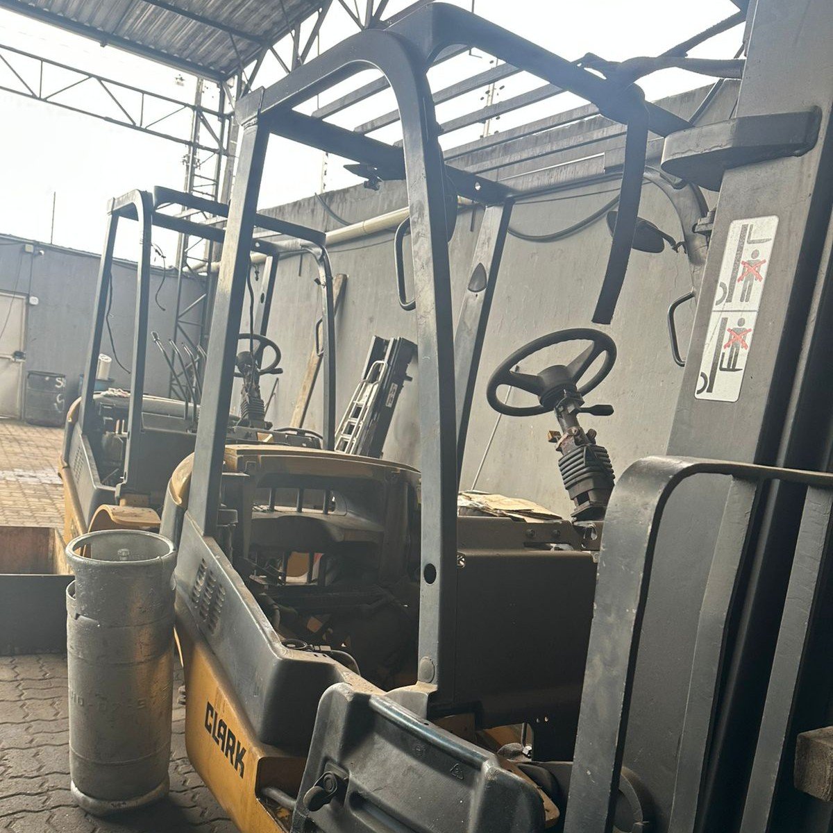 Empilhadeira Combustão - 02 Clark - CMP25