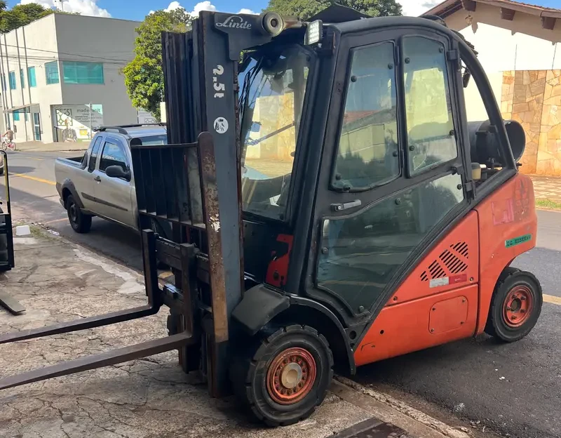 Empilhadeira Combustão - Linde - H25T Cabinada