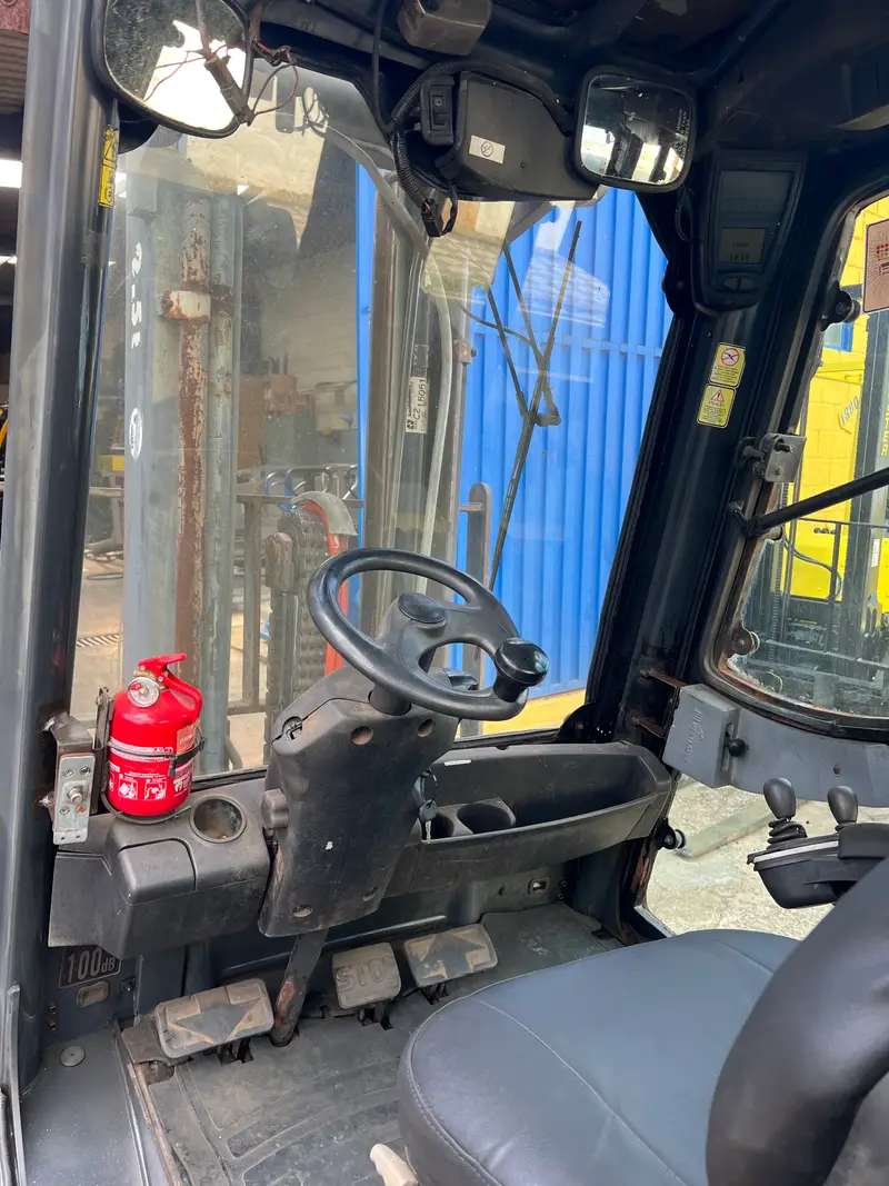 Empilhadeira Combustão - Linde - H25T Cabinada