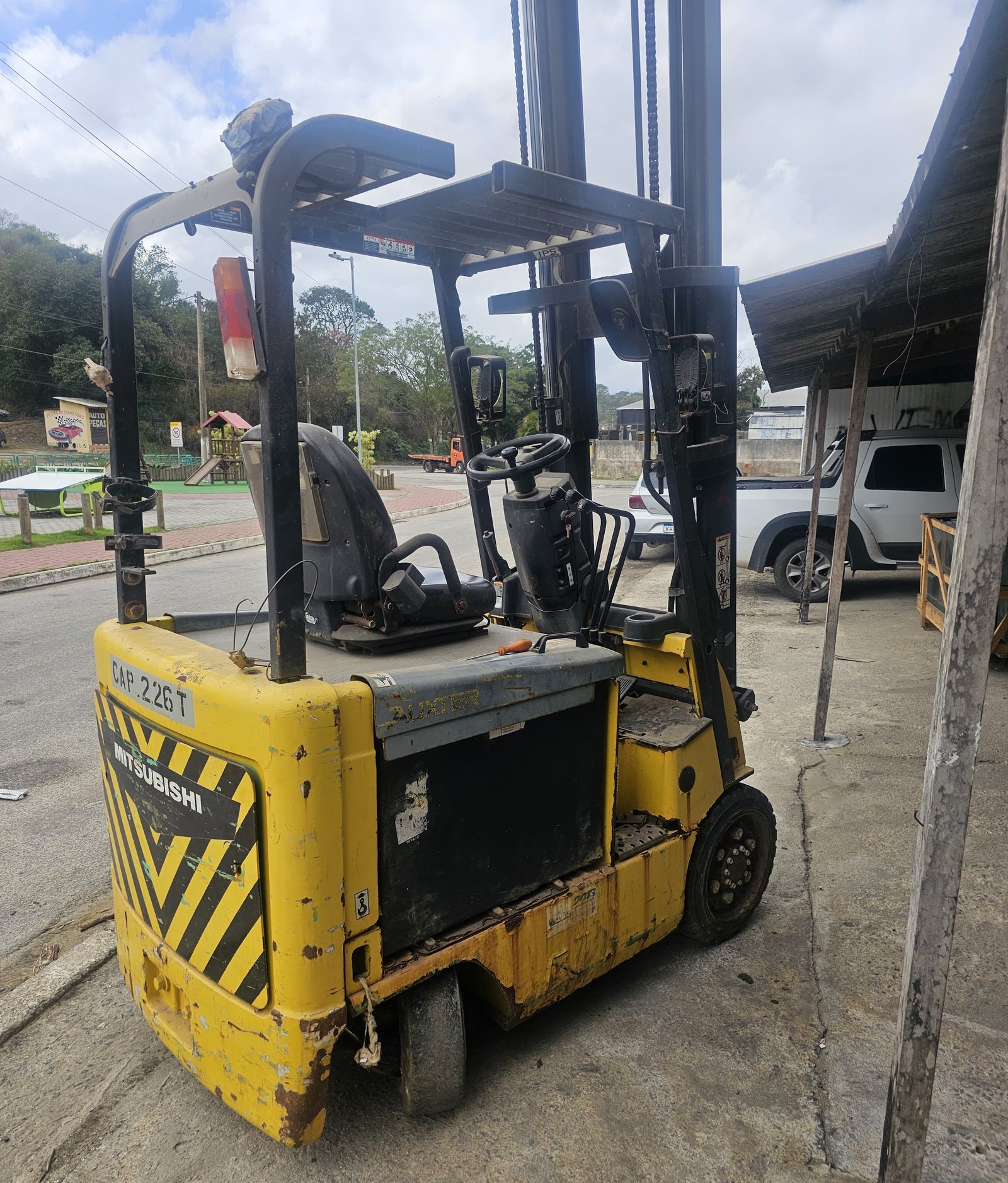 Empilhadeira Contrabalanceada - Mitsubishi - FB25