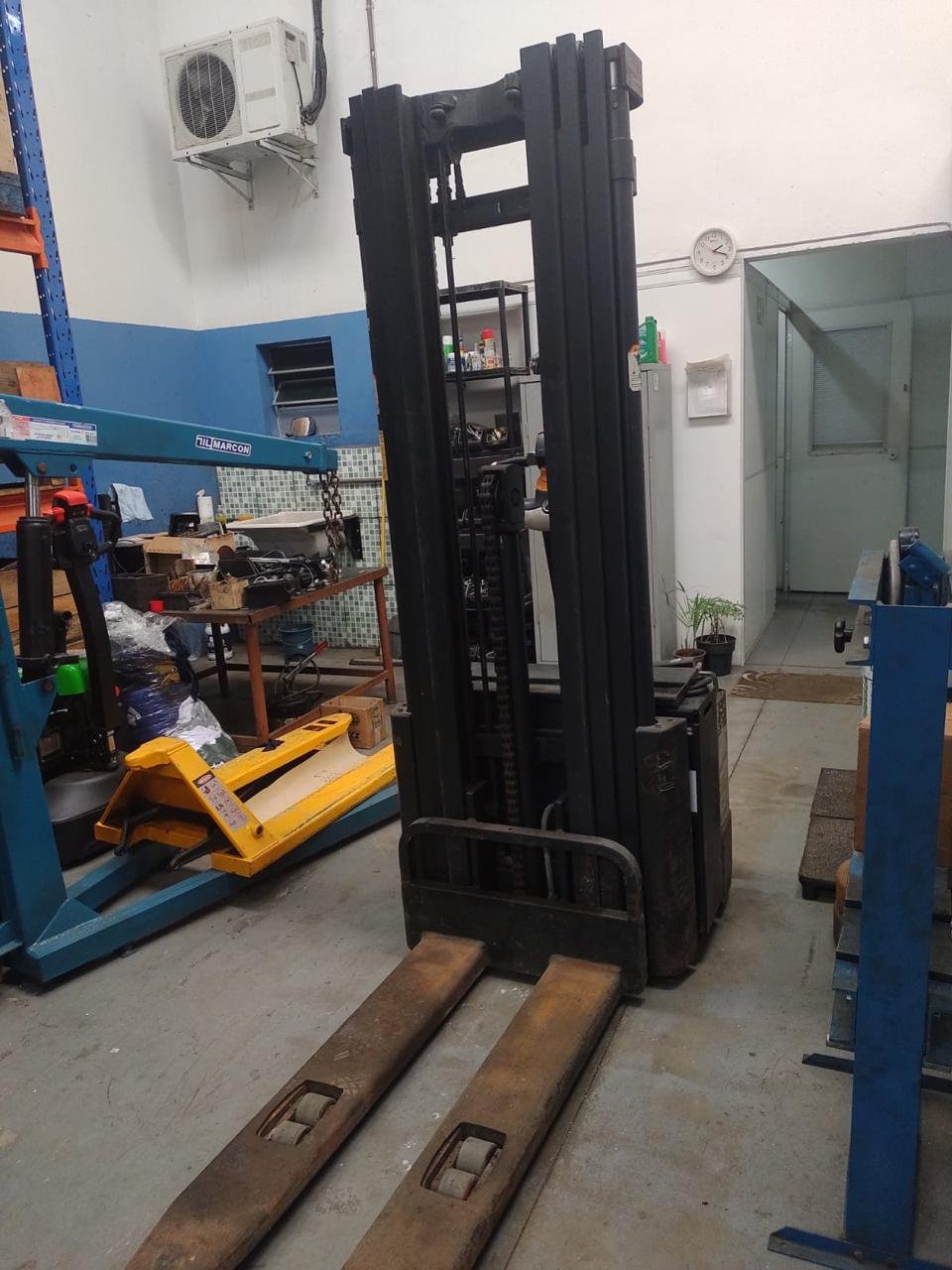 Empilhadeira Paleteira - Crown - WE2300