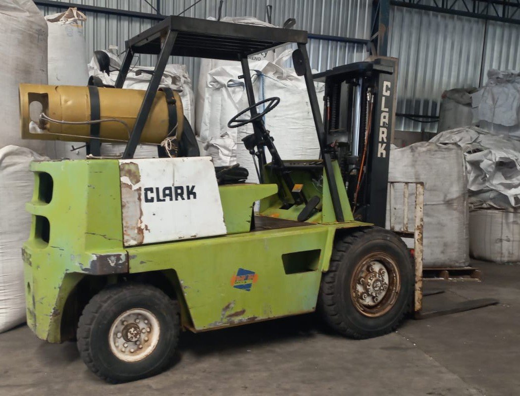 Empilhadeira Combustão - Clark - C300