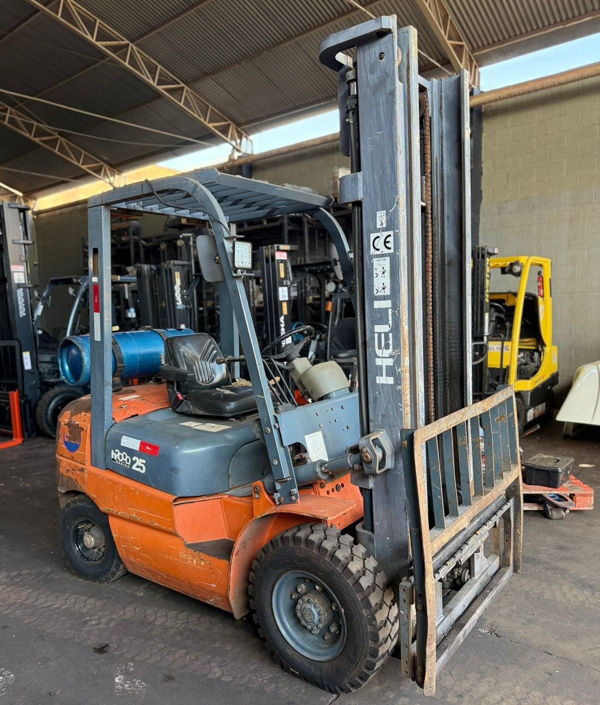 Empilhadeira Combustão - Heli - CPQD25