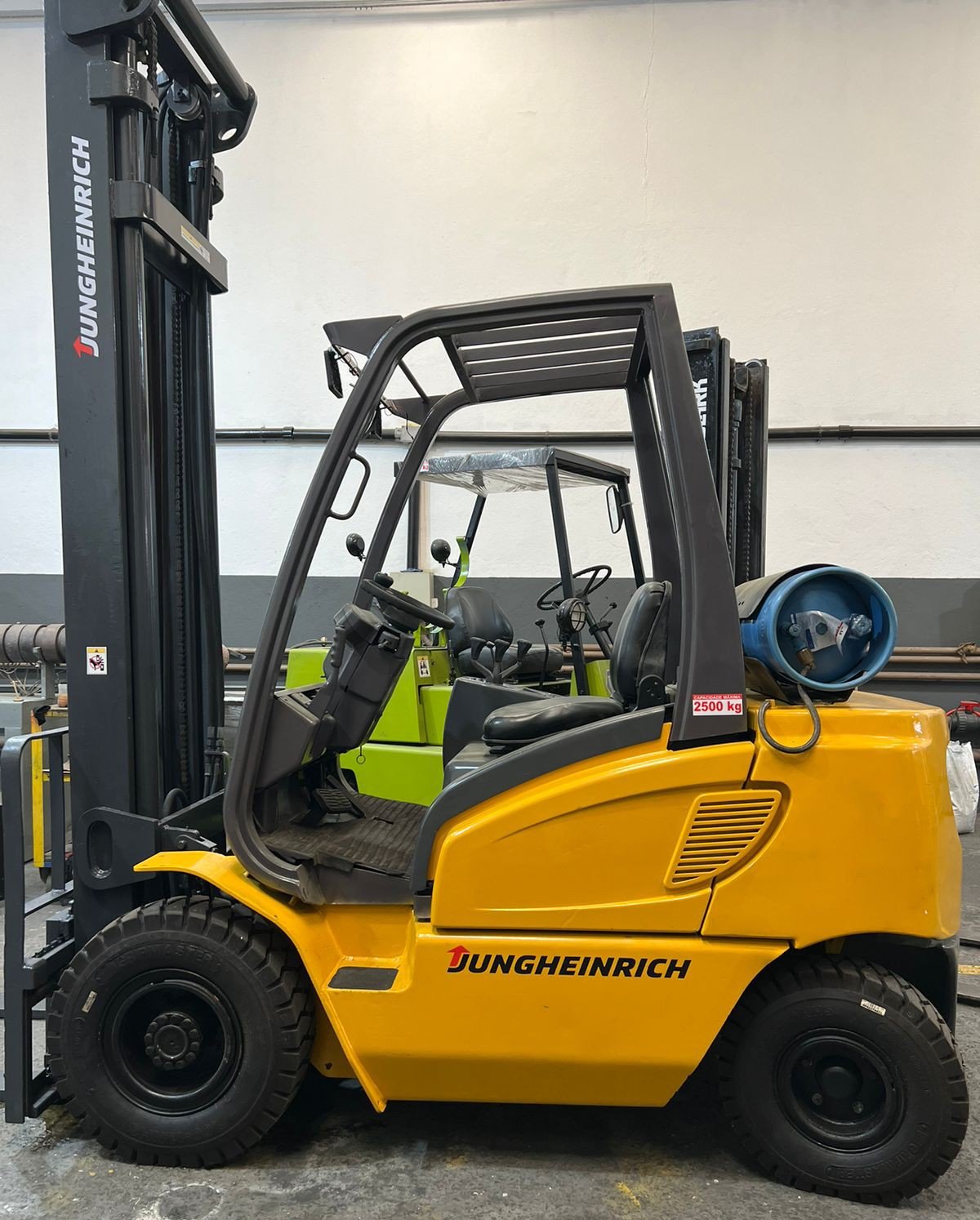 Empilhadeira Combustão - Jungheinrich - TFG25