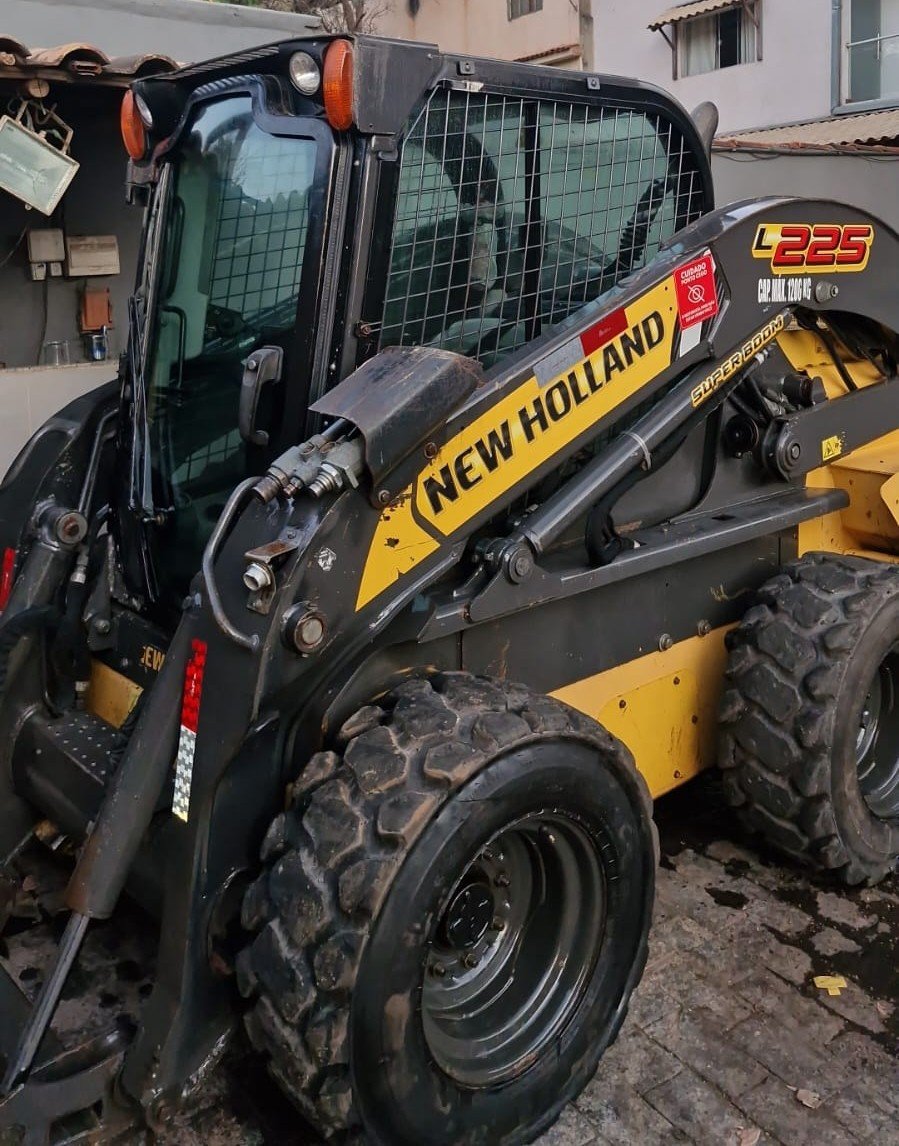 Mini Carregadeira - New Holland - L225
