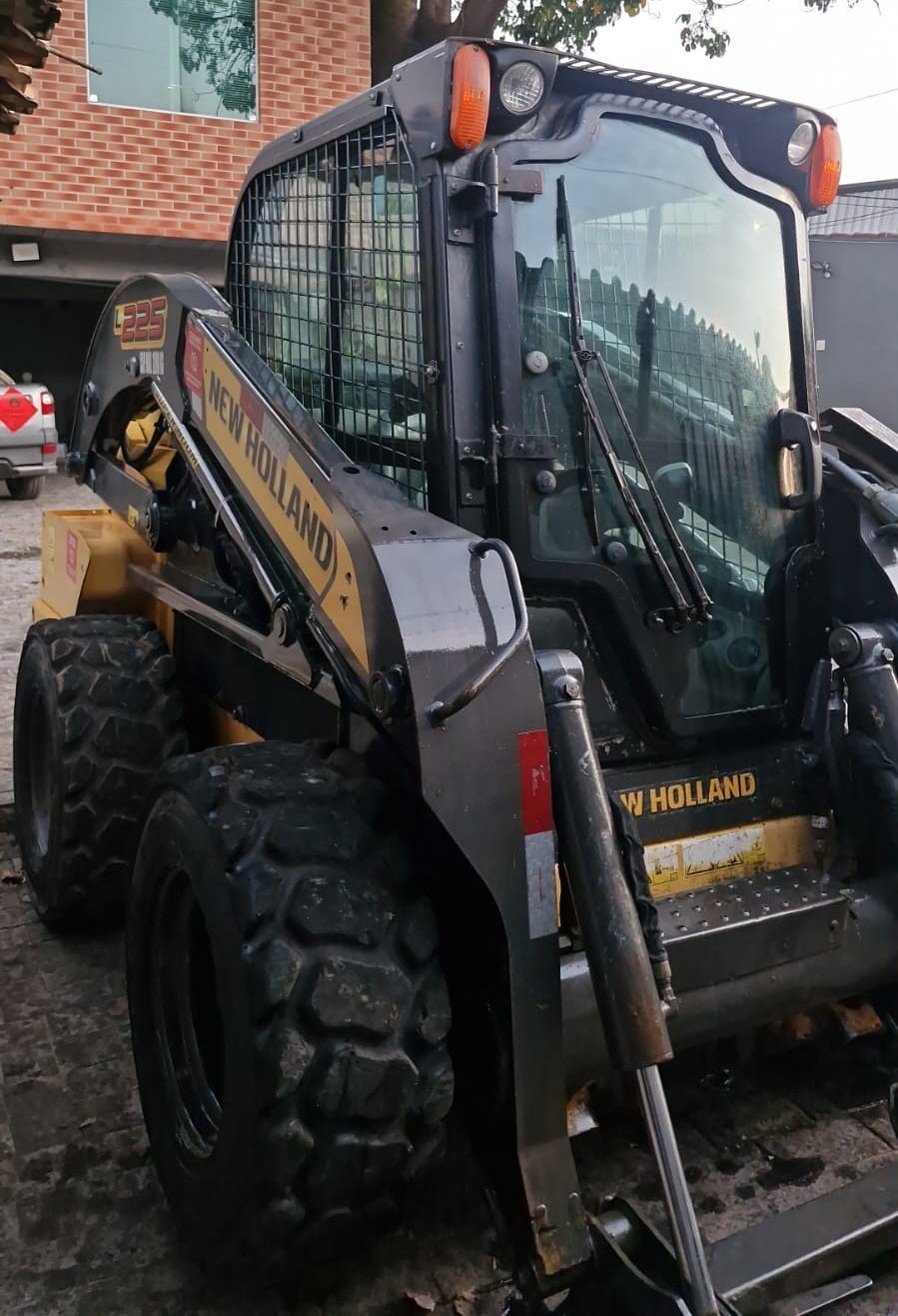 Mini Carregadeira - New Holland - L225