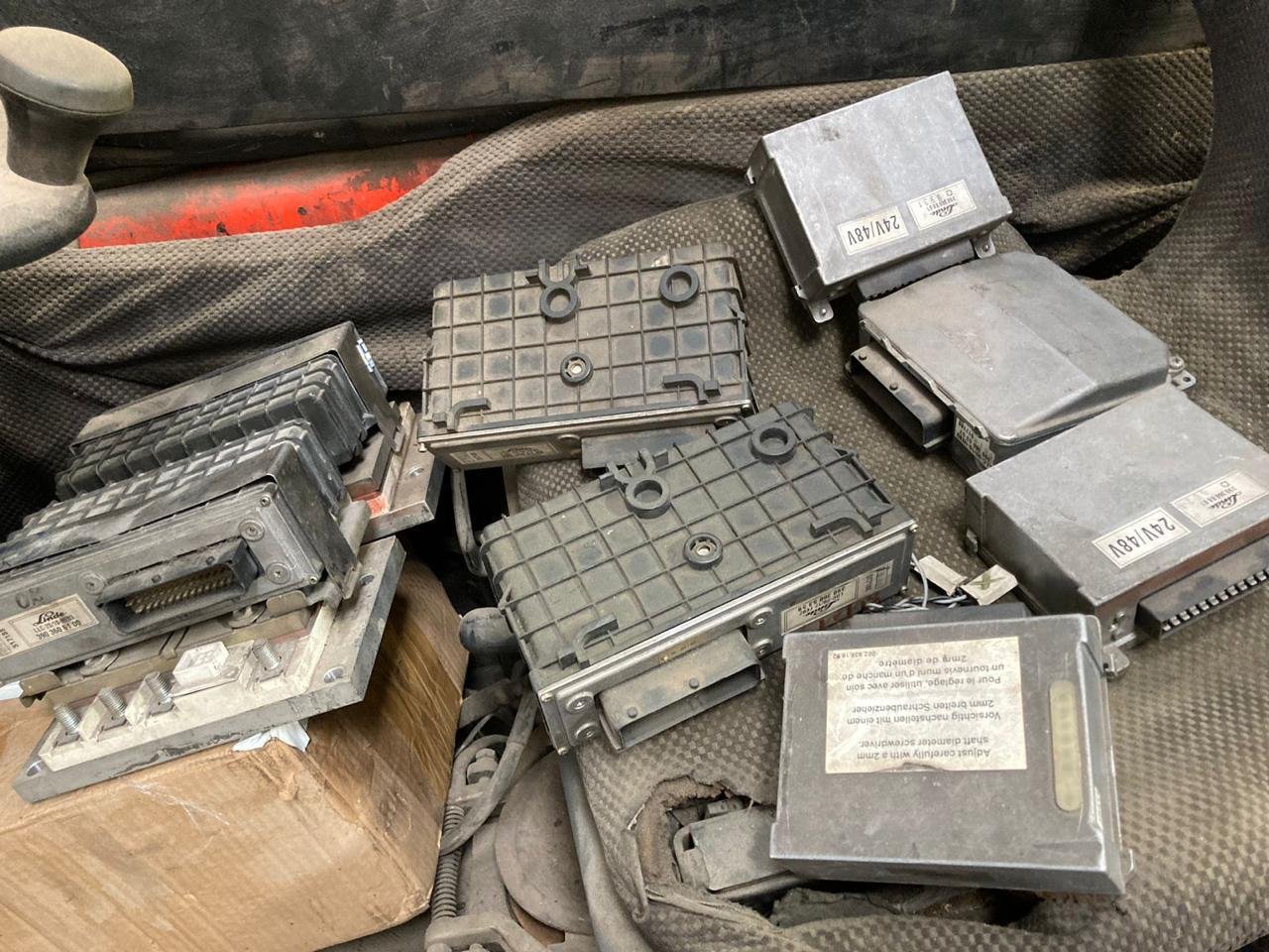 Empilhadeira Retrátil - 02 Linde - R14