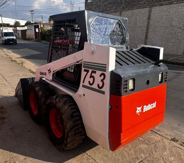 Mini Carregadeira - BobCat - 753