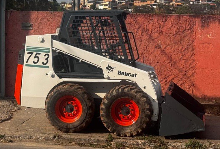 Mini Carregadeira - BobCat - 753
