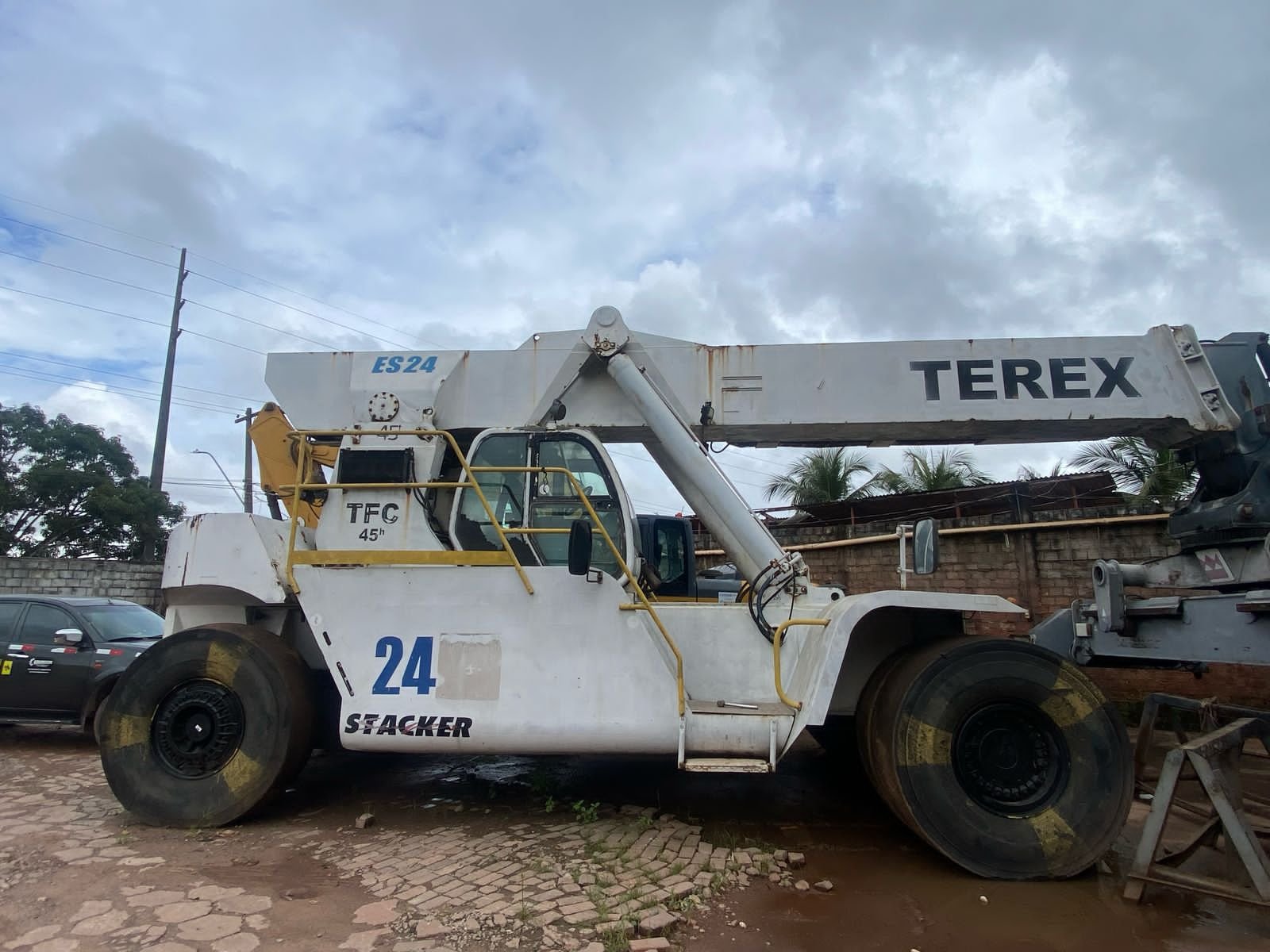 Empilhadeira Reach Stacker - Terex - TFC45