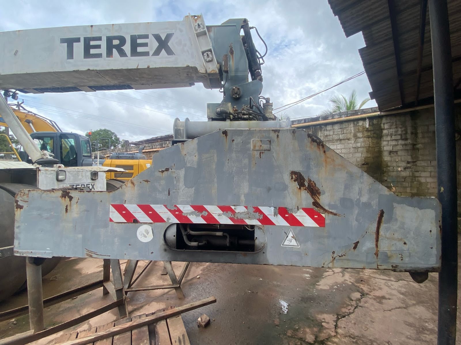 Empilhadeira Reach Stacker - Terex - TFC45