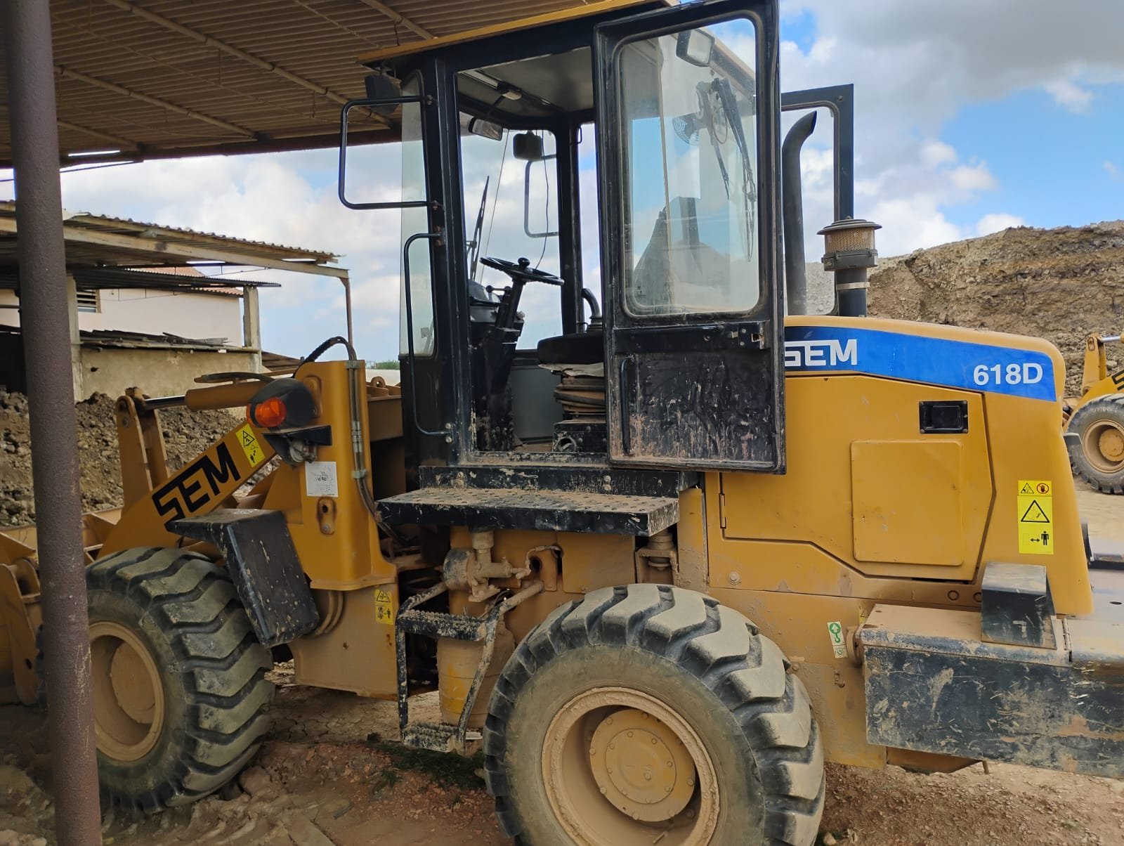 Pá Carregadeira - SEM - 618D