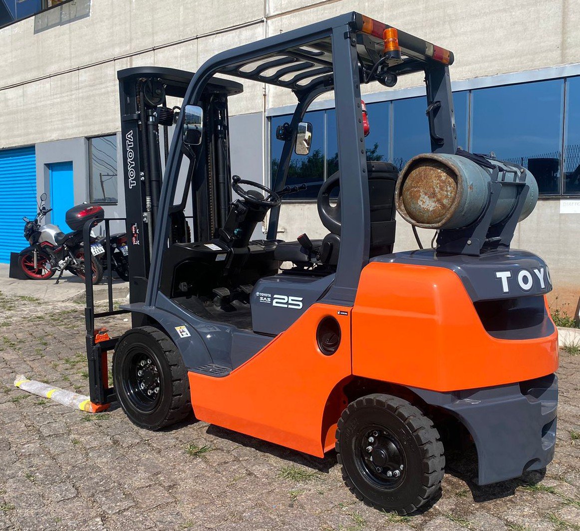 Empilhadeira Combustão - Toyota - 8FG25