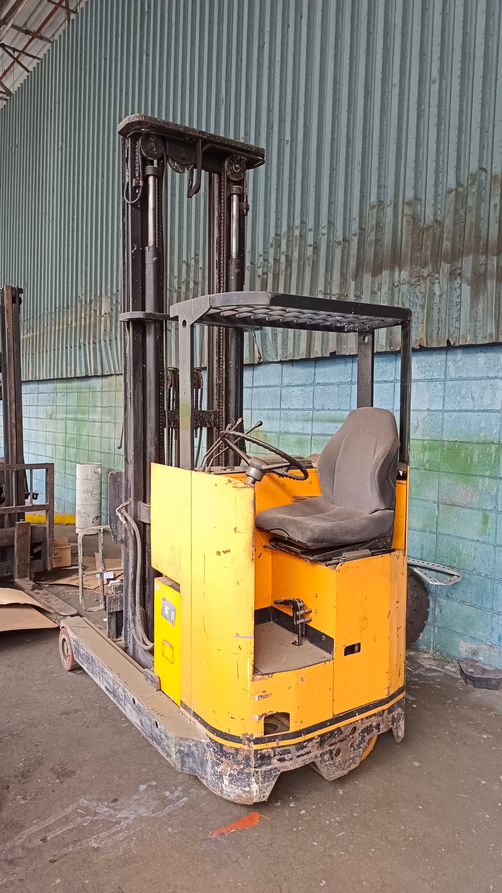 Empilhadeira Retrátil - Toyota - FBRE18