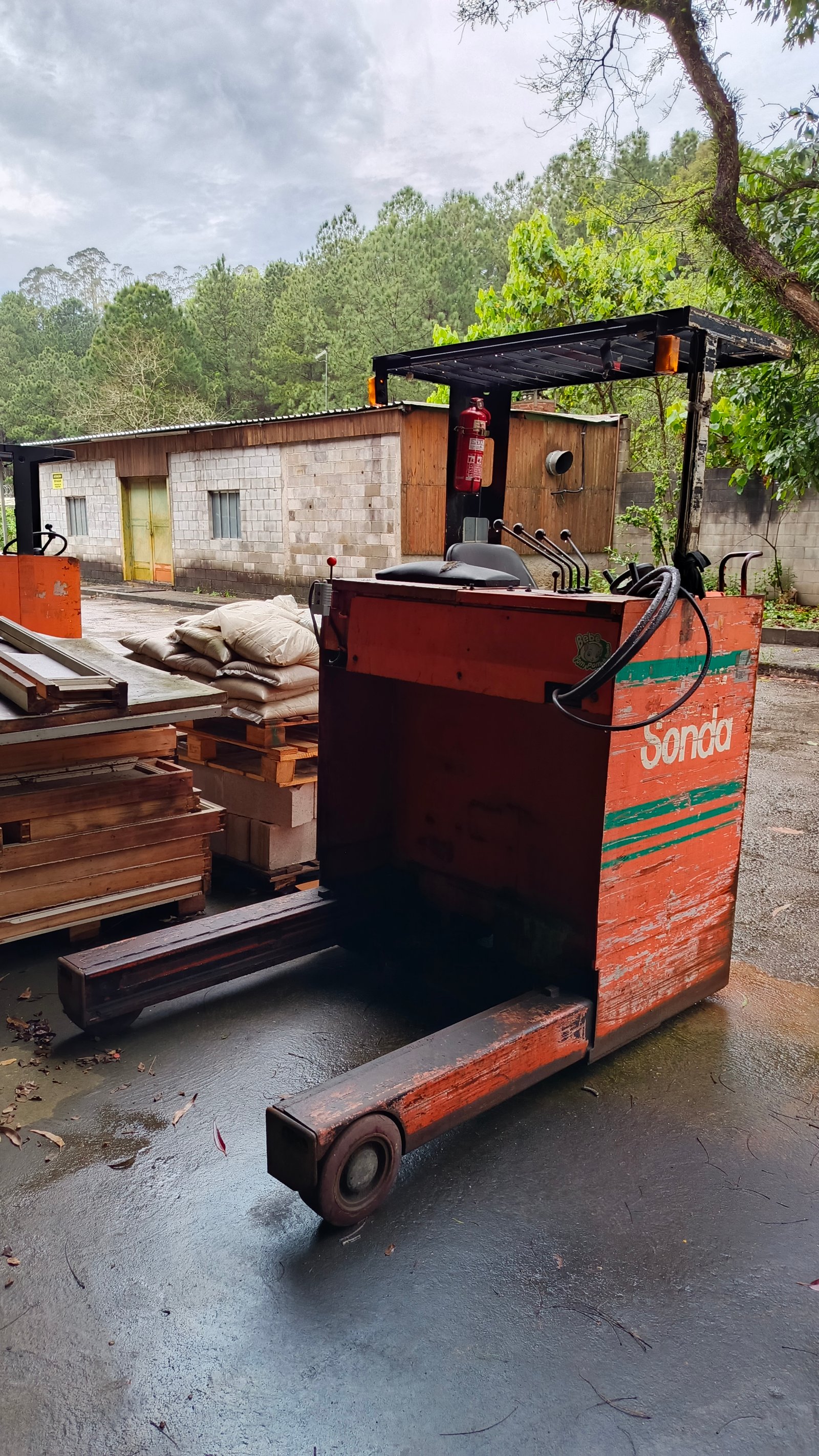 Empilhadeira Retrátil - Nissan - JHC01