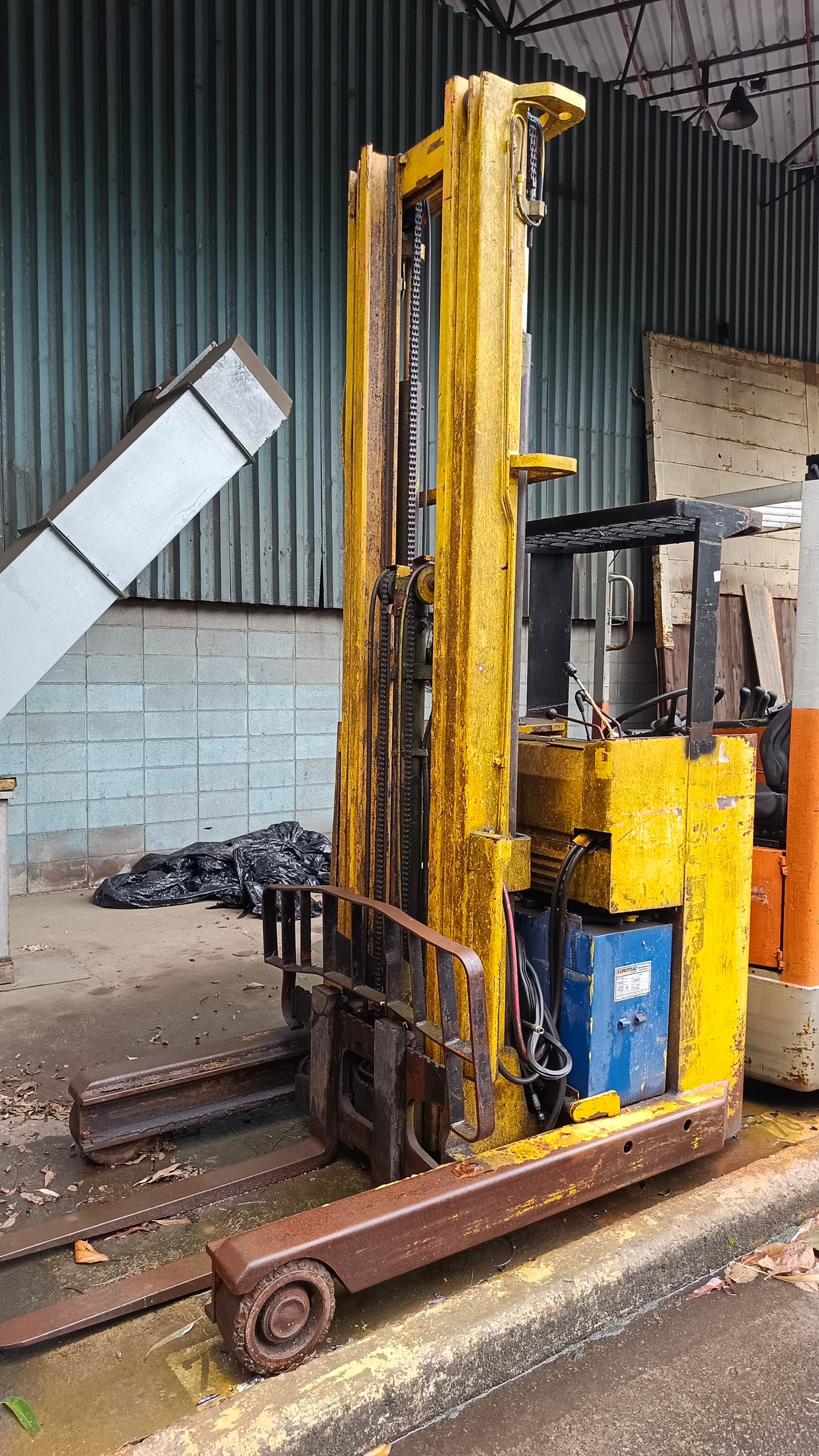 Empilhadeira Retrátil - Toyota - FBRE18