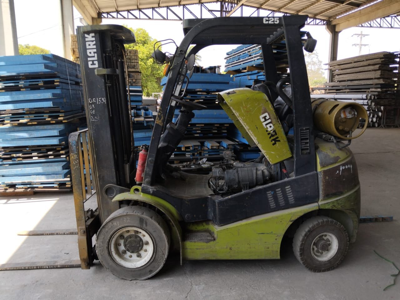 Empilhadeira Combustão - Clark - C25