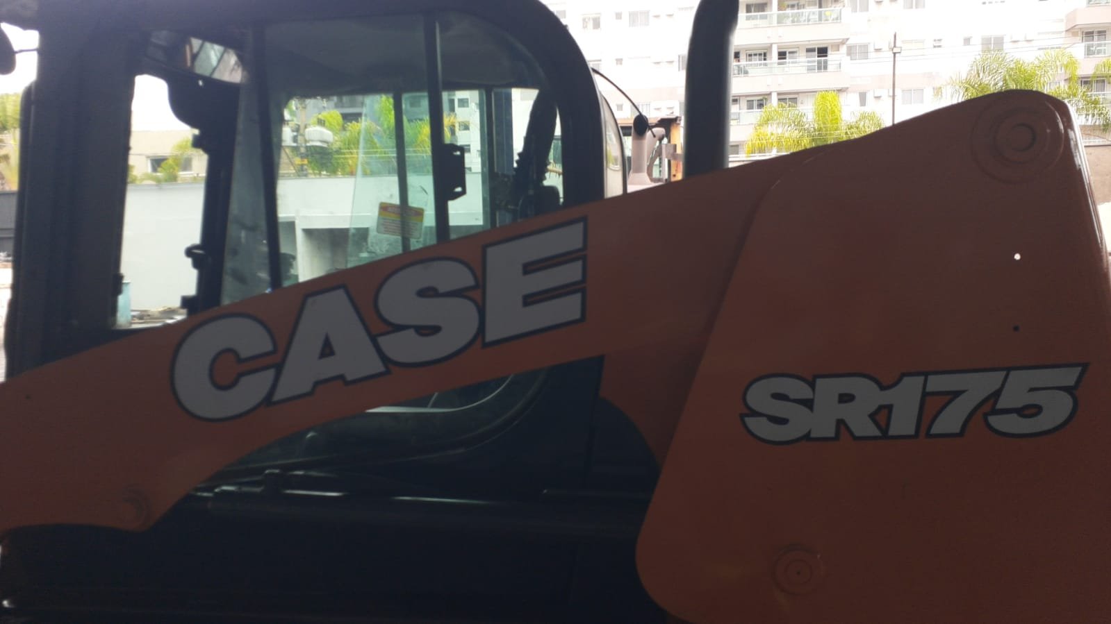 Mini Carregadeira - Case - SR175