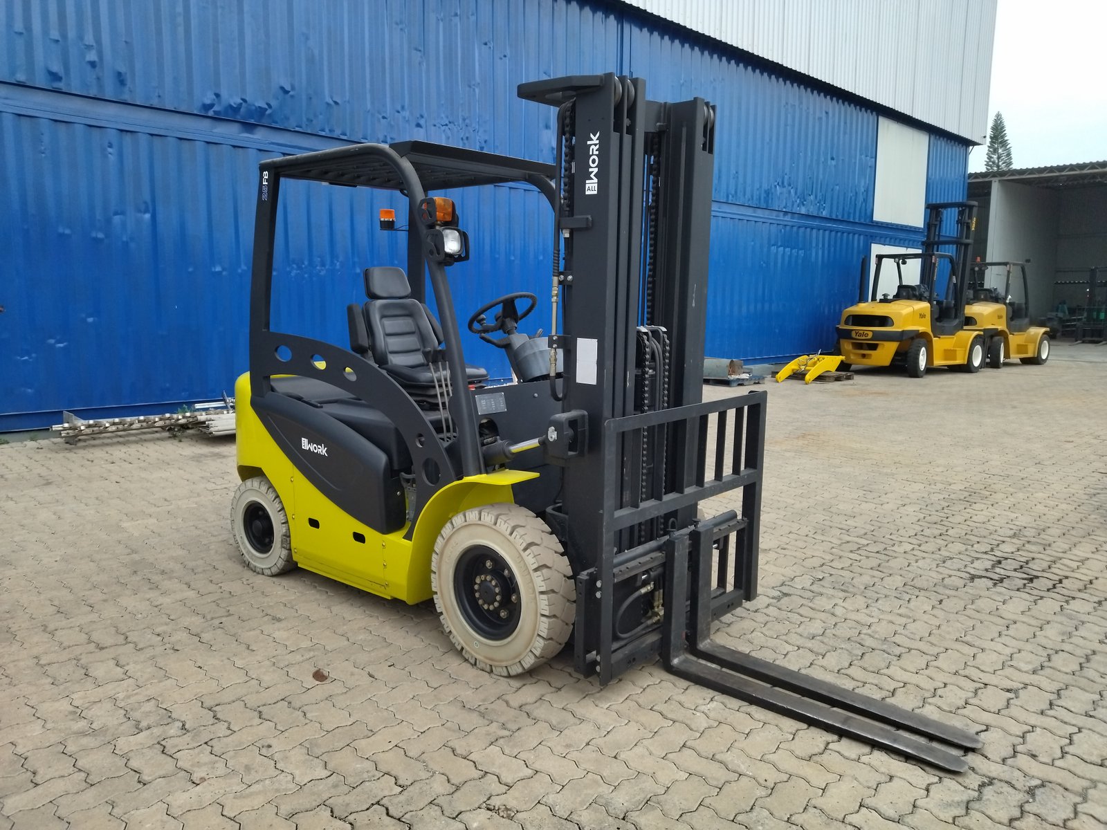 Empilhadeira Contrabalanceada - All Work - FB20